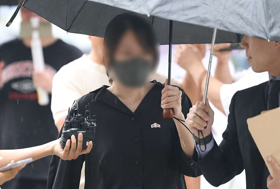 6·3 지방선거 개표소로 사용된 올림픽공원 핸드볼경기장 문 앞에서 체육단체 직원들의 장내 사무실 진입을 막아 업무 방해 혐의를 받는 30대 여성이 21일 구속 전 피의자 심문(영장실질심사)를 위해 서울 송파구 서울동부지방법원으로 출석하고 있다. 연합뉴스