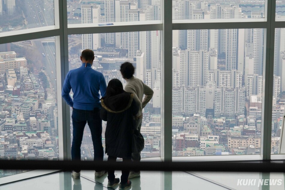 서울 송파구 롯데월드 타워 전망대 서울스카이에서 바라본 서울 도심의 아파트 단지. 쿠키뉴스 자료사진