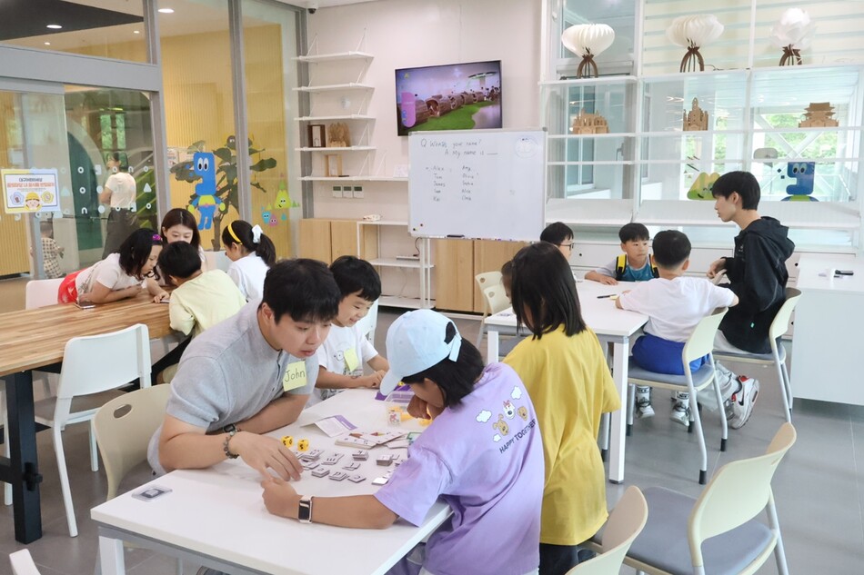 대구어린이세상에서 대학생 멘토와 초등생이 게임과 놀이로 영어를 배우는 모습. 대구행복진흥원 제공