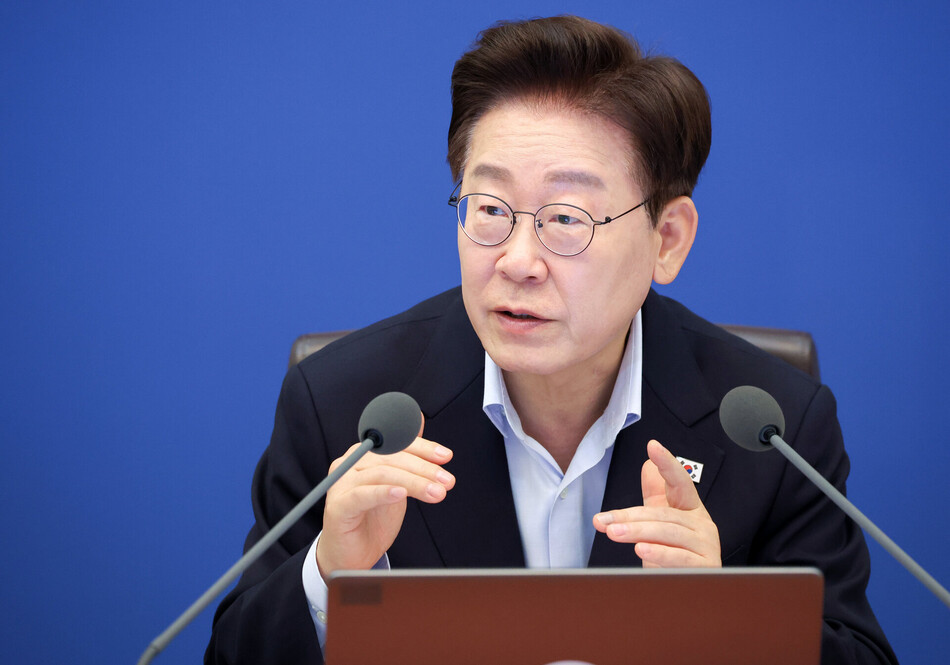 이재명 대통령이 21일 청와대에서 열린 국무회의에서 발언하고 있다. 연합뉴스