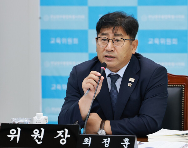 최정훈 전남광주통합특별시의회 교육위원장은 지난 20일 열린 제2회 임시회 제3차 교육위원회에서 광주동부·서부교육지원청의 학교폭력 심의 현황을 공개하고 학교폭력 심의 급증 원인에 대한 체계적인 분석과 교육청 차원의 대응체계 강화를 촉구했다. /전남광주통합특별시의회