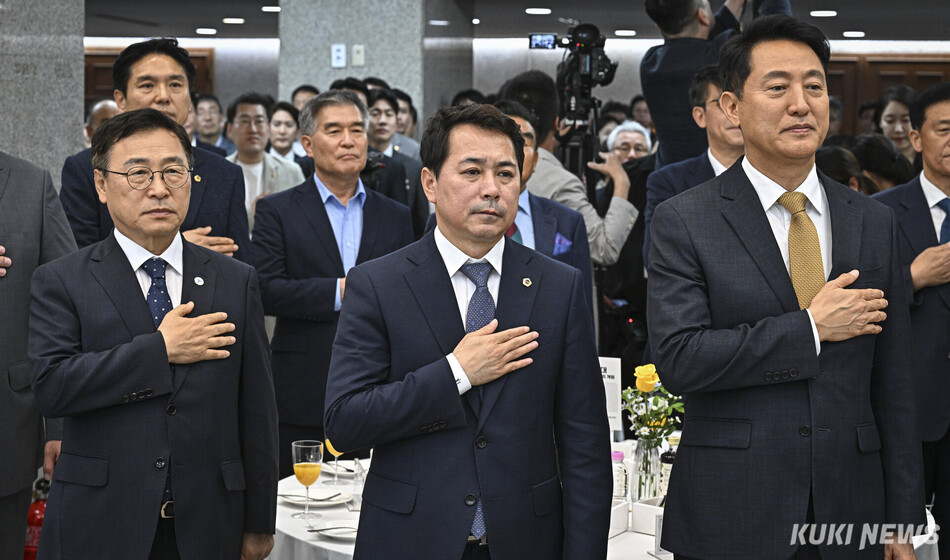 정근식 서울시교육감, 임만균 서울시의회 의장, 오세훈 서울시장(왼쪽부터)이 21일 서울 중구 서울시의회에서 열린 제12대 서울특별시의회 개원기념식에 참석해 국기에 경례하고 있다.