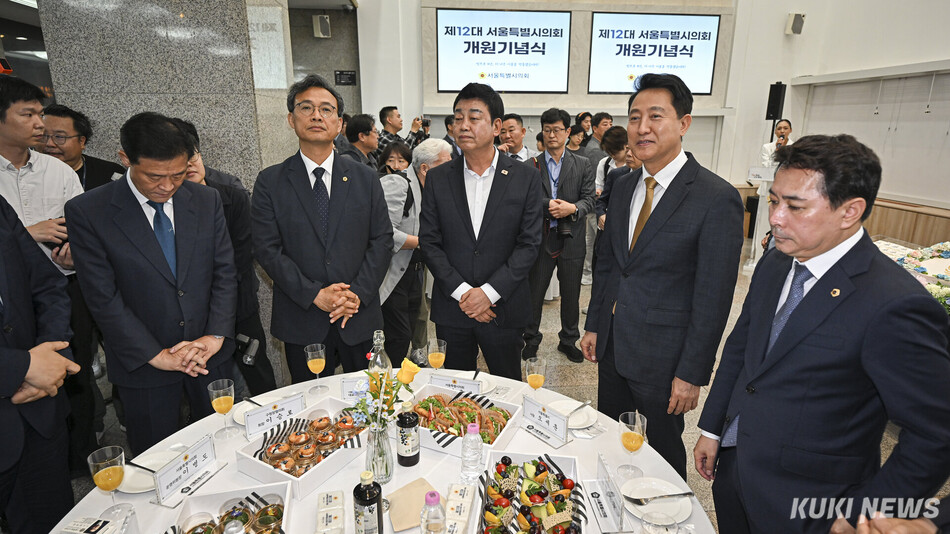21일 서울 중구 서울시의회에서 열린 제12대 서울특별시의회 개원기념식에서 오세훈 서울시장과 임만균 서울시의회 의장를 비롯한 참석자들이 참석해 있다.
