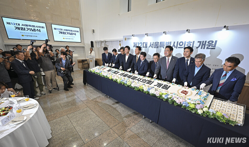 21일 서울 중구 서울시의회에서 열린 제12대 서울특별시의회 개원기념식에서 오세훈 서울시장과 임만균 서울시의회 의장, 정근식 서울시교육감을 비롯한 참석자들이 떡케이크를 자르며 기념촬영을 하고 있다.