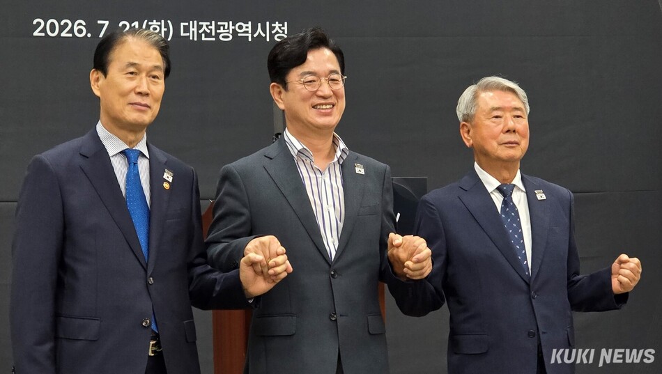 권오을 국가보훈부 장관, 허태정 대전시장, 유을상 대한민국상이군경회 회장이 21일 대전시청 브리핑룸에서 ‘2029 인빅터스 게임’ 대전 개최를 환영하며 손을 잡고 있다. 사진=명정삼 기자