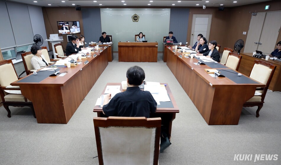 충남도의회 보건복지환경위원회은 21일 제370회 임시회 4차 회의를 열고 충남사회서비스원과 4개 의료원 주요업무 추진 상황을 보고 받았다.