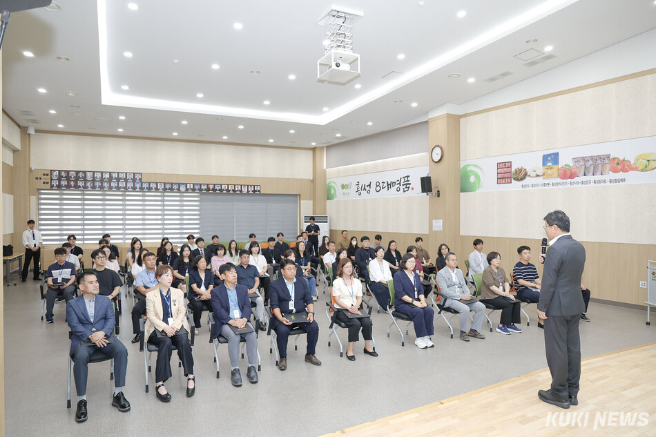 강원 횡성군은 7월 22일자 군청 정기인사 발령 대상자 임용장 전달식을 수평적 소통 형태로 진행했다. 횡성군
