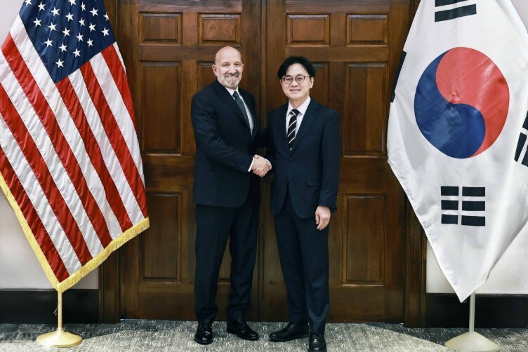 김정관 산업통상부 장관(오른쪽)이 지난 5월8일(현지시간) 하워드 러트닉 미국 상무부 장관과 면담에 앞서 악수하고 있다. 연합뉴스