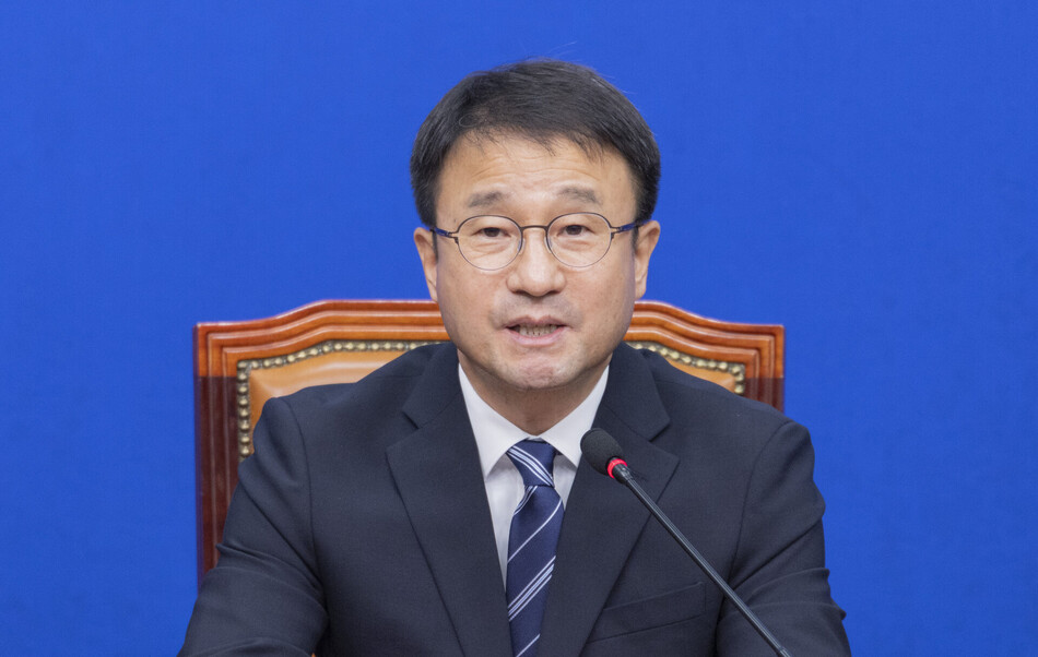 한병도 더불어민주당 당대표 직무대행 겸 원내대표가 22일 국회에서 열린 최고위원회의에서 발언하고 있다. 연합뉴스