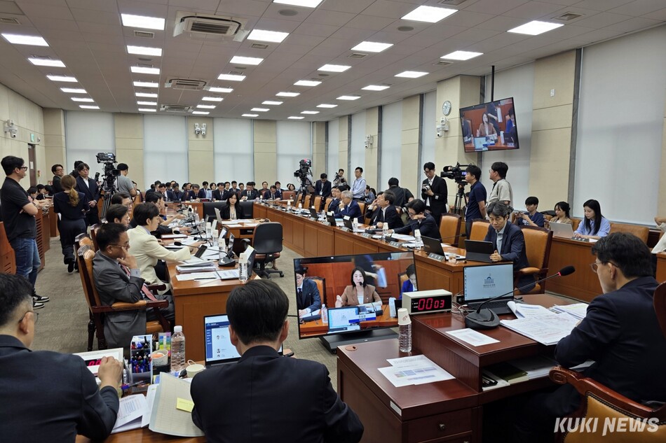 제9회 전국동시지방선거 투표용지 부족사태 등 국민 참정권 침해 진상규명 및 선거관리 개혁을 위한 국정조사특별위원회 윤상현 위원장 및 위원들이 22일 서울 여의도 국회 본관에서 열린 국조특위 전체회의에서 발언하고 있다. 김건주 기자