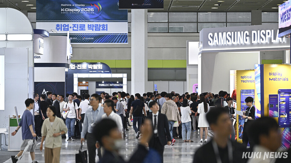 22일 서울 강남구 코엑스에서 K-Display 2026(한국디스플레이산업전시회)를 찾은 관람객들이 부스를 둘러보고 있다.