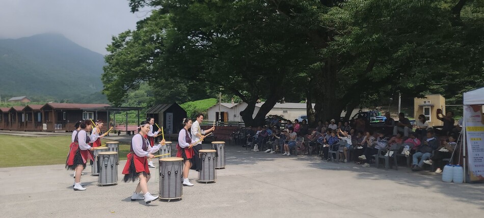 경남문화예술진흥원이 주최한 ‘구석구석 문화가 있는 날‘ 행사에서 난타공연이 열리고 있다. 경남문화예술진흥원 제공