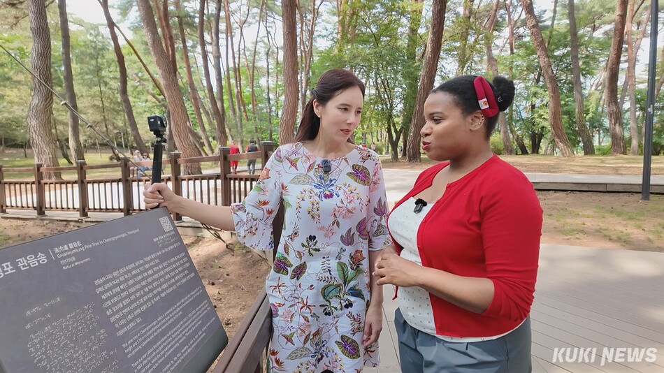출연진이 석탄산업전환지역 주요 명소인 영월 청령포를 소개 중이다.