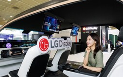 로봇 얼굴부터 자동차 콕핏까지…삼성·LG, K-디스플레이서 OLED 미래 공개