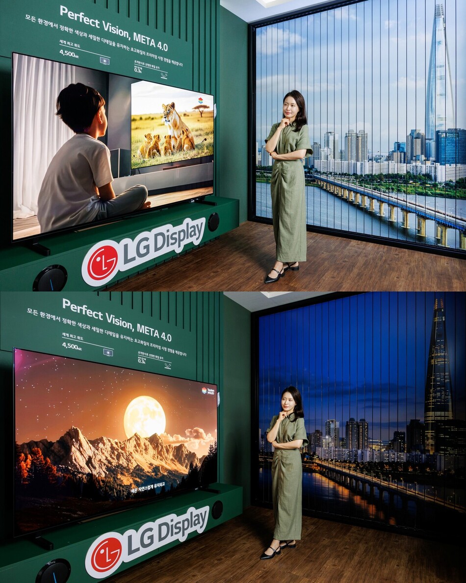 LG디스플레이 직원이 22일 서울 코엑스에서 열린 ‘K-디스플레이 2026‘ LG디스플레이 부스에서 83인치 OLED TV 패널을 소개하고 있다. LG디스플레이 제공