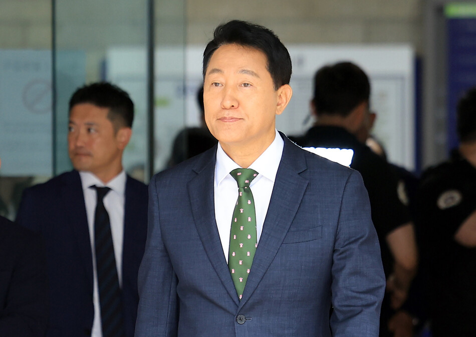 정치 브로커 명태균씨로부터 여론조사 결과를 받아보고 후원자에게 비용을 대납하게 한 혐의로 기소된 오세훈 서울시장이 22일 오후 서울 서초구 서울중앙지법에서 열린 선고 공판을 마친 뒤 법정을 나서고 있다. 연합뉴스