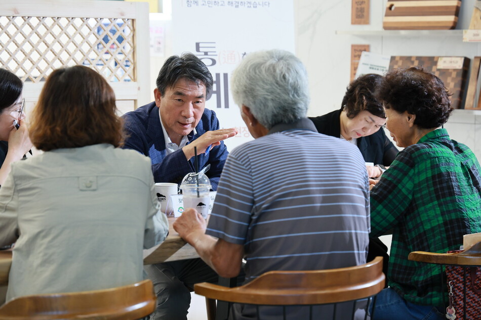 안병윤 예천군수가 22일 호명읍 복합커뮤니티센터에서 주민들과 만나 민원을 듣고 있다. 예천군 제공