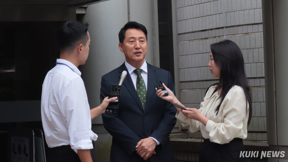 22일 오후 서울 서초구 서울중앙지법에서 열린 1심 공판에서 유죄를 선고받은 오세훈 서울시장이 취재진 질문에 답하고 있다. 유정민 기자