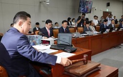 품위 의무는 있는데, 징계는 없다 [혐오의 낙수③]