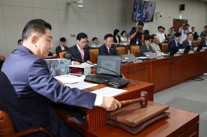 지난해 7월29일 당시 국회 운영위원장인 김병기 전 더불어민주당 대표 직무대행 겸 원내대표가 여야 합의 지연으로 1년2개월만에 구성된 국회 윤리특별위원회 회의에서 의사봉을 두드리고 있다. 연합뉴스