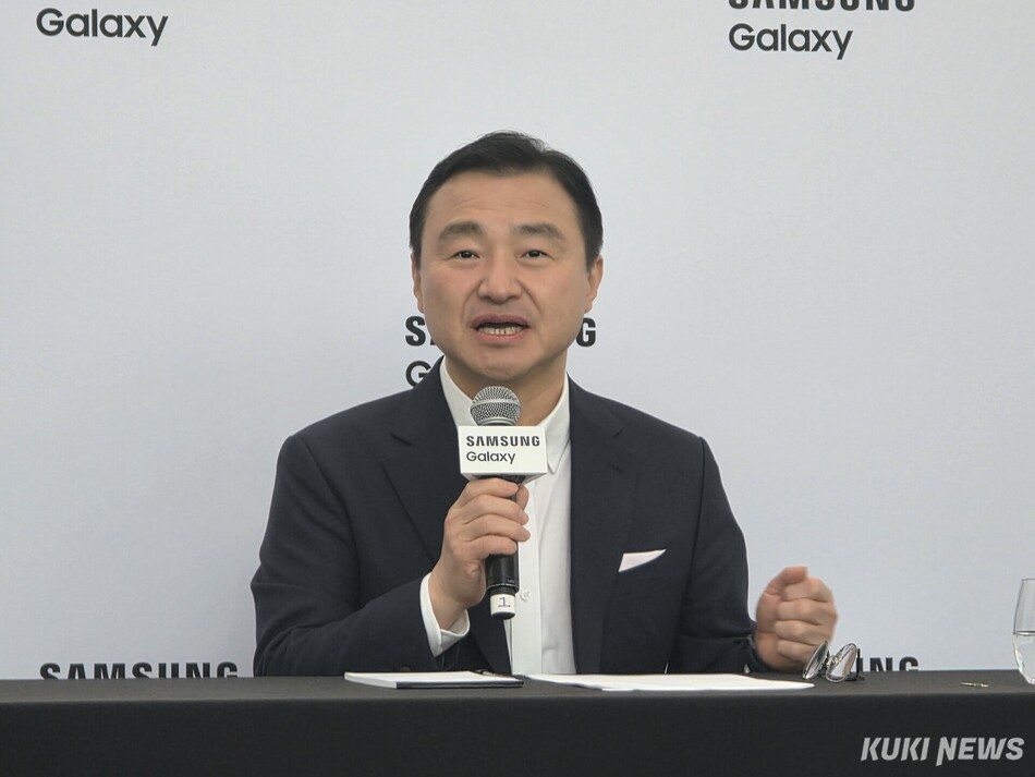 노태문 삼성전자 디바이스경험(DX)부문장 대표이사가 22일(현지시간) 영국 런던에 위치한 올드 빌링스게이트에서 ‘갤럭시 언팩 2026’ 행사 직후 기자 간담회에서 답변하고 있다. 정우진 기자