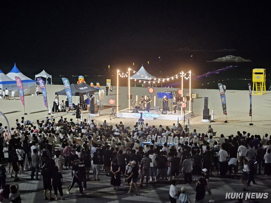경포해변에서 열린 버스킹 전국대회 참가팀이 관객들과 함께 공연을 펼치고 있다. 강릉시 제공