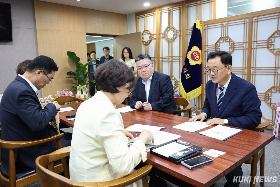 민경선 고양시장(맨 오른쪽)이 지난 22일 경기도의회을 방문해 김미숙 경기도의회 제2부의장(왼쪽에서 두 번째)에게 주요 현안에 대한 협조를 요청을 하고 있다.고양시 제공