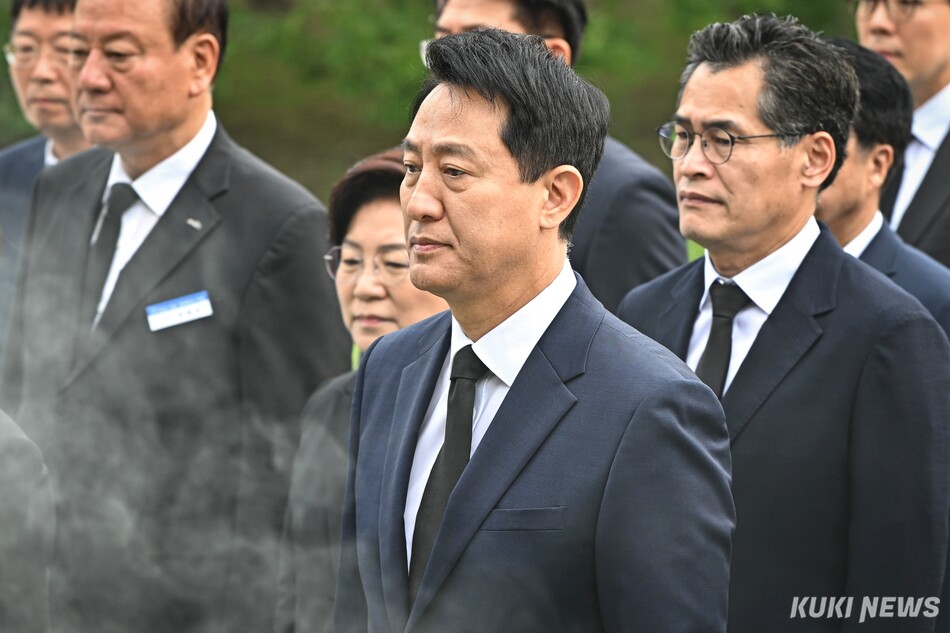 오세훈 서울시장과 구청장 당선인들이 지난 1일 민선 9기 지방정부 출범을 맞아 서울 동작구 국립서울현충원을 방문해 참배하고 있다. 남동균 기자