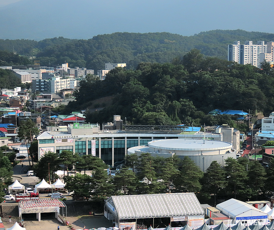 강릉단오제전수교육관은 오는 31일 오후 7시 30분과 8월 1일 오후 4시에 강릉단오제전수교육관 공연장에서 예술공간 활성화 기획공연 ‘국악 유람 : 강릉’을 개최한다. 남대천 강릉단오장과 강릉단오제전수교육관 전경. 전인수 기자