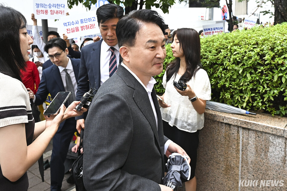 원희룡 전 국토교통부 장관이 서울-양평고속도로 종점 변경 특혜 의혹 등 조사를 받기 위해 23일 경기 과천시 종합특검 사무실로 들어서고 있다. 남동균 기자