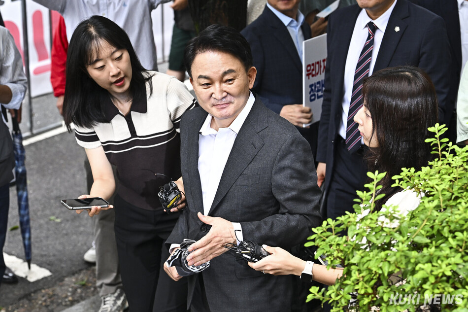 원희룡 전 국토교통부 장관이 23일 경기 과천시 종합특검 사무실에 출석에 앞서 취재진에게 입장을 밝히고 있다. 남동균 기자