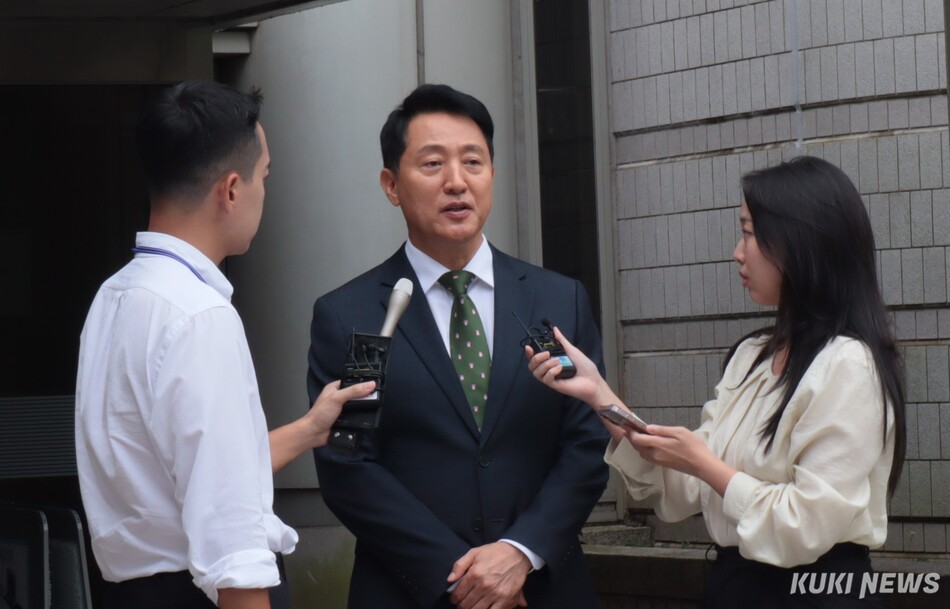 22일 오후 서울 서초구 서울중앙지법에서 열린 1심 공판에서 유죄를 선고받은 오세훈 서울시장이 취재진 질문에 답하고 있다. 유정민 기자