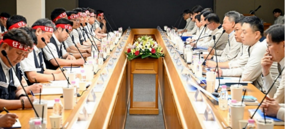 현대자동차 노사 관계자들이 지난 5월 6일 현대차 울산공장에서 2026년 임금협상 상견례를 하고 있다. 연합뉴스