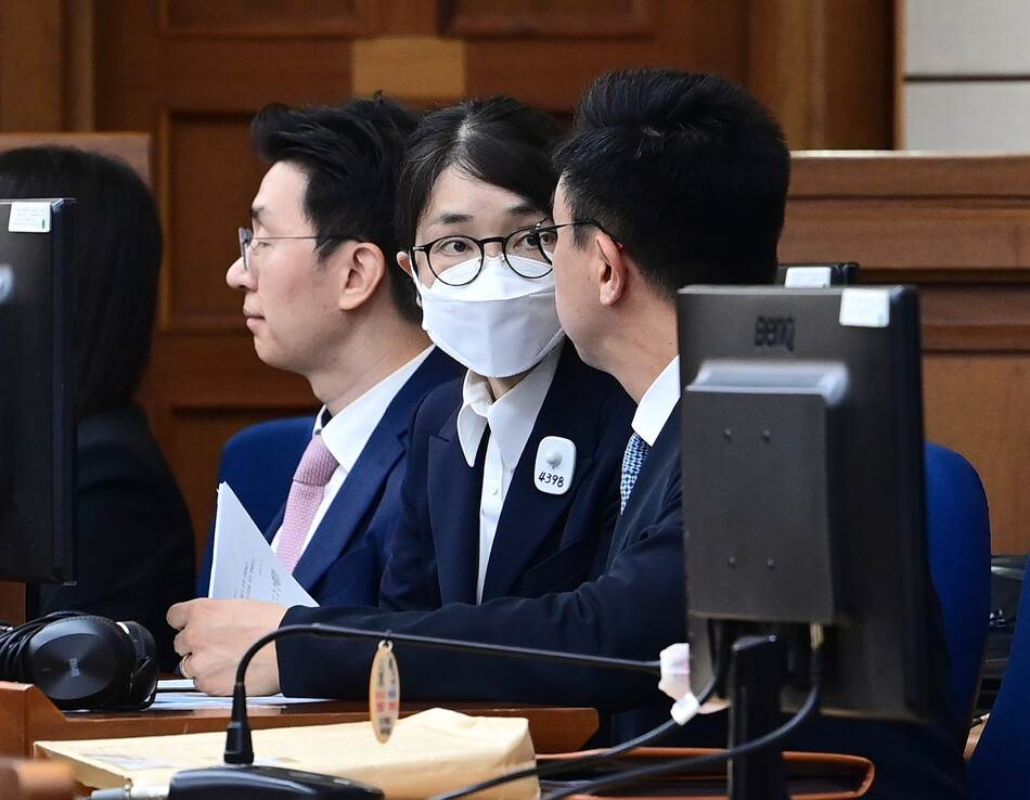 윤석열 전 대통령의 배우자 김건희 여사가 지난해 9월 서울 서초동 서울중앙지법에서 열린 김 여사의 특정범죄가중처벌법상 알선수재 및 자본시장법·정치자금법 위반 등 사건 첫 재판에 출석하고 있다. 연합뉴스