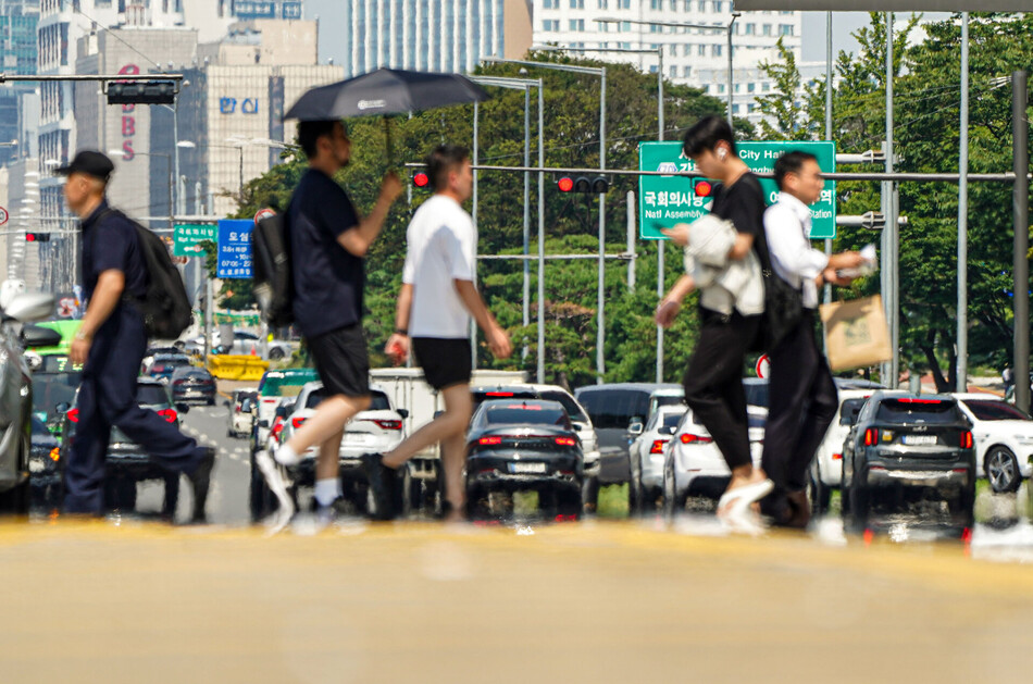 전국 곳곳에 폭염경보가 발효된 2025년 7월28일 서울 여의도환승센터 인근에서 시민들이 이동하고 있다. 유희태 기자