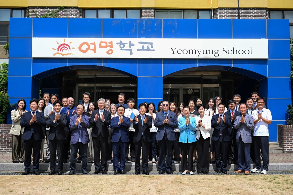 (앞줄 왼쪽 첫번째부터) 신재민 현대차그룹 CSR기획팀장, 홍재희 서울시의원, 권오섭 엘앤피코스메틱 회장, 성 김 현대차그룹 사장, 정근식 서울시교육감, 정동영 통일부 장관, 이문식 여명학교 이사장, 조명숙 여명학교 교장, 방현주 아나운서, 정하민 여명학교 졸업생 대표 등 주요 관계자들이 기념사진을 촬영하고 있는 모습. 현대차그룹