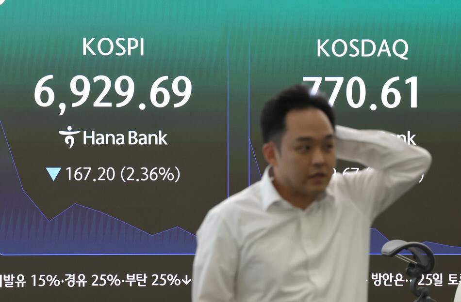 24일 서울 중구 하나은행 본점 딜링룸 전경. 연합뉴스