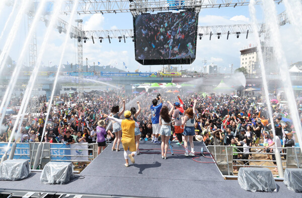 대한민국 대표 여름축제인 제19회 정남진 장흥 물축제가 25일부터 8월 2일까지 9일간 탐진강과 편백숲 우드랜드, 빠삐용Zip 일원에서 열린다. /장흥군