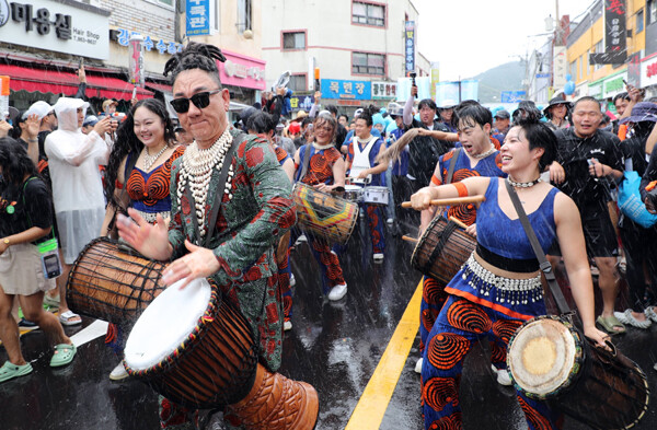 대한민국 대표 여름축제인 제19회 정남진 장흥 물축제가 25일부터 8월 2일까지 9일간 탐진강과 편백숲 우드랜드, 빠삐용Zip 일원에서 열린다. /장흥군