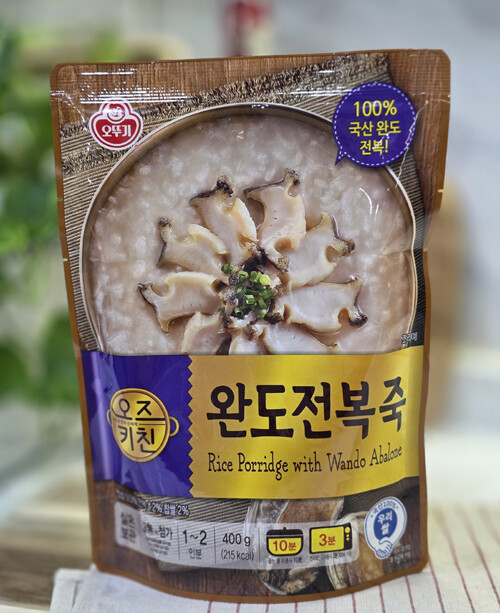 완도군은 24일 전남광주통합특별시, ㈜오뚜기와 업무협약을 체결하고 완도산 전복만을 원료로 한 신제품 ‘오즈치킨 완도 전복죽’을 출시했다. /완도군
