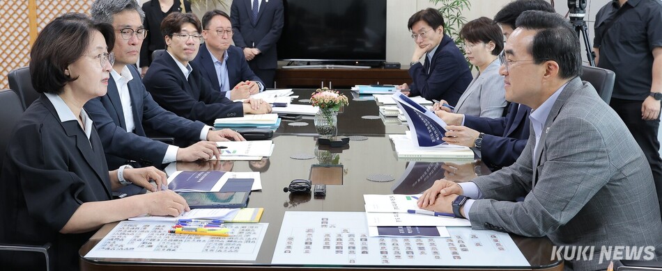 추미애 경기도지사(왼쪽)가 24일 박홍근 기획예산처 장관(오른쪽)을 만나 지방 재정 위기를 극복하기 위한 재도 개선을 건의하고 있다. 경기도 제공