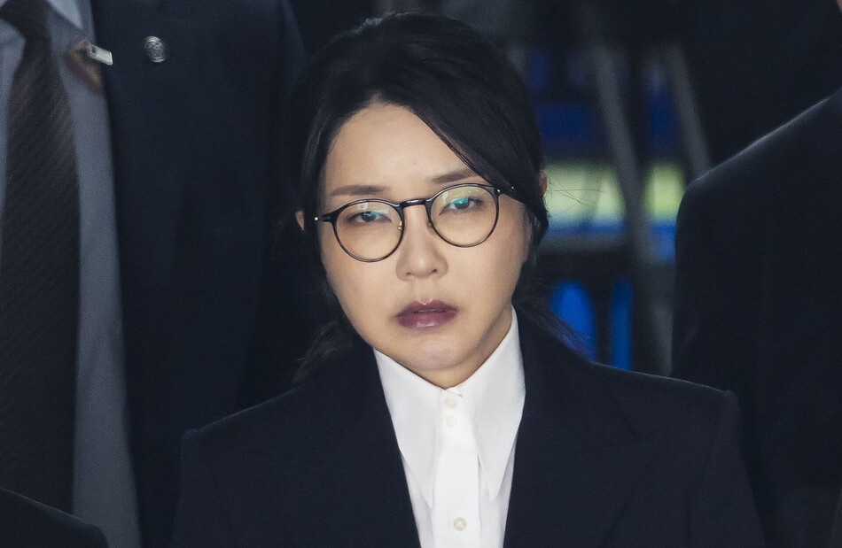 김건희 여사가 지난해 8월12일 오후 서울 서초구 서울중앙지법에서 열린 구속 전 피의자 심문(영장실질심사)을 마치고 법원을 나서고 있다. 2025.08.12. 사진공동취재단