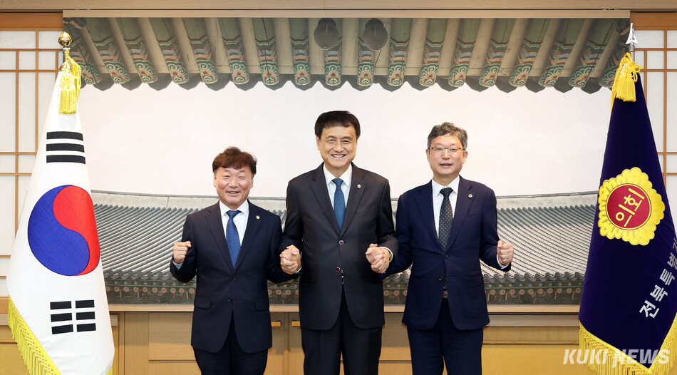 남종섭 경기도의회 의장(왼쪽)이 지난 24일 전북특별자치도의회를 방문해 김희수 전북특별자치도의회 의장(가운데), 안신일 세종특별자치시의회 의장(오른쪽)과 정담회를 갖고 지방의회법 제정 협력을 다짐하고 있다. 경기도의회 제공