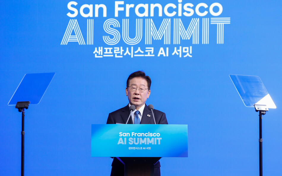이재명 대통령이 24일(현지시간) 미국 샌프란시스코 더 미드웨이에서 열린 샌프란시스코 AI 서밋에서 샌프란 AI 선언을 발표하고 있다. 연합뉴스