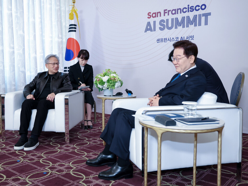 이재명 대통령이 24일(현지시간) 미국 샌프란시스코에서 젠슨 황 엔비디아 최고경영자(CEO)를 면담하고 있다. 연합뉴스