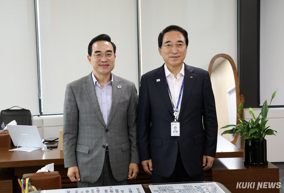 박수현 충남지사는 지난 24일 정부서울청사에서 열린 ‘기획예산처 장관-시도지사 간담회’에 참석해 박홍근 기획예산처 장관과 만나 주요 도정 현안의 예산 반영과 예비타당성조사 통과 등을 건의했다.