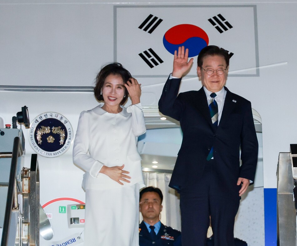 미국 샌프란시스코 방문을 마친 이재명 대통령과 김혜경 여사가 25일(현지시간) 샌프란시스코 국제공항 공군 1호기에서 환송객에게 인사하고 있다. 연합뉴스