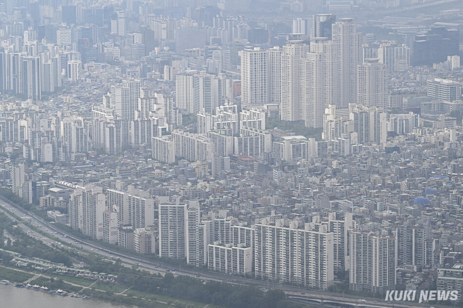 지난 23일 서울 송파구 롯데월드 서울스카이 전망대에서 바라본 도심이 짙은 구름 아래 펼쳐져 있다. 남동균 기자