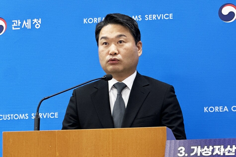 27일 정부대전청사 기자실에서 불법 외환거래 집중단속 결과를 발표하는 박헌 관세청 차장. 이재형 기자