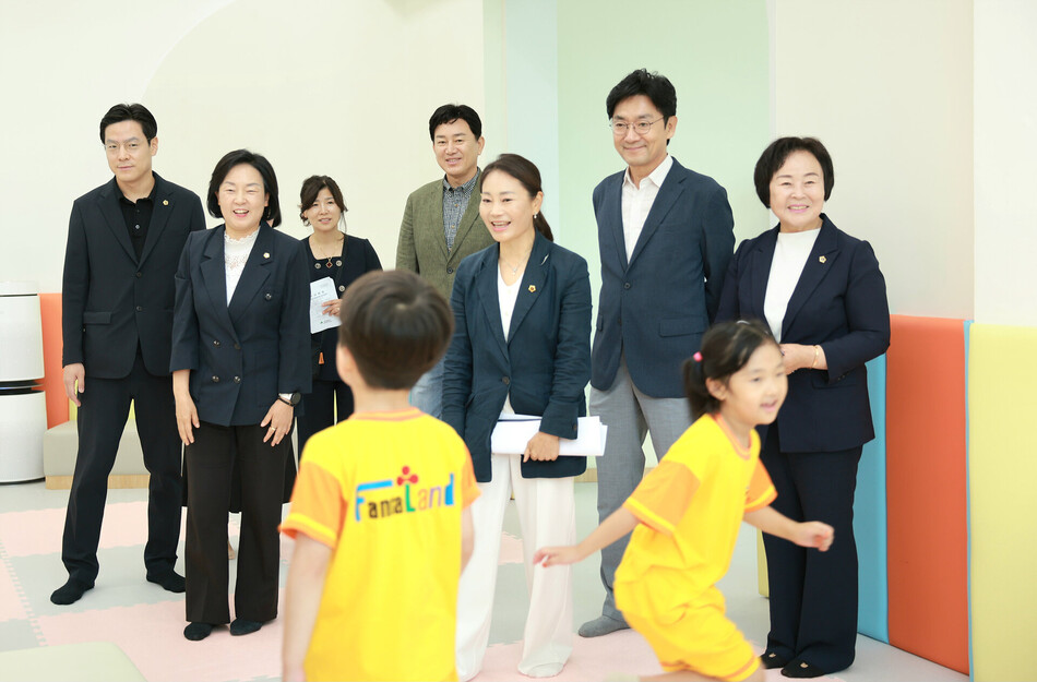 대구시의회 문화복지위원회가 ‘와글와글아이세상’을 재방문해 어린이 안전시설 개선 여부를 살펴보고 있다. 대구시의회 제공